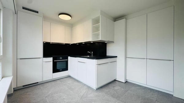 Totalsanierte 2.5-Zimmer-Wohnung mit Hobbyraum, Balkon, Estrich, Keller und Tiefgaragenplatz 3