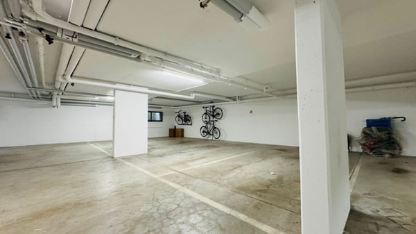 Totalsanierte 2.5-Zimmer-Wohnung mit Hobbyraum, Balkon, Estrich, Keller und Tiefgaragenplatz 16