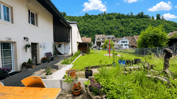 Gepfl. 5.5-Zi.-Whg. im 1. OG eines gepflegten 2-FH mit Balkon, PP & Gartennutzung 3