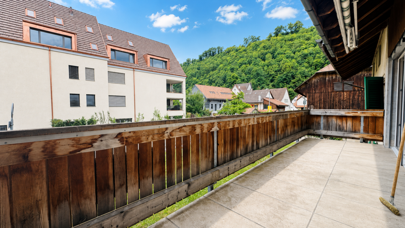 Gepfl. 5.5-Zi.-Whg. im 1. OG eines gepflegten 2-FH mit Balkon, PP & Gartennutzung