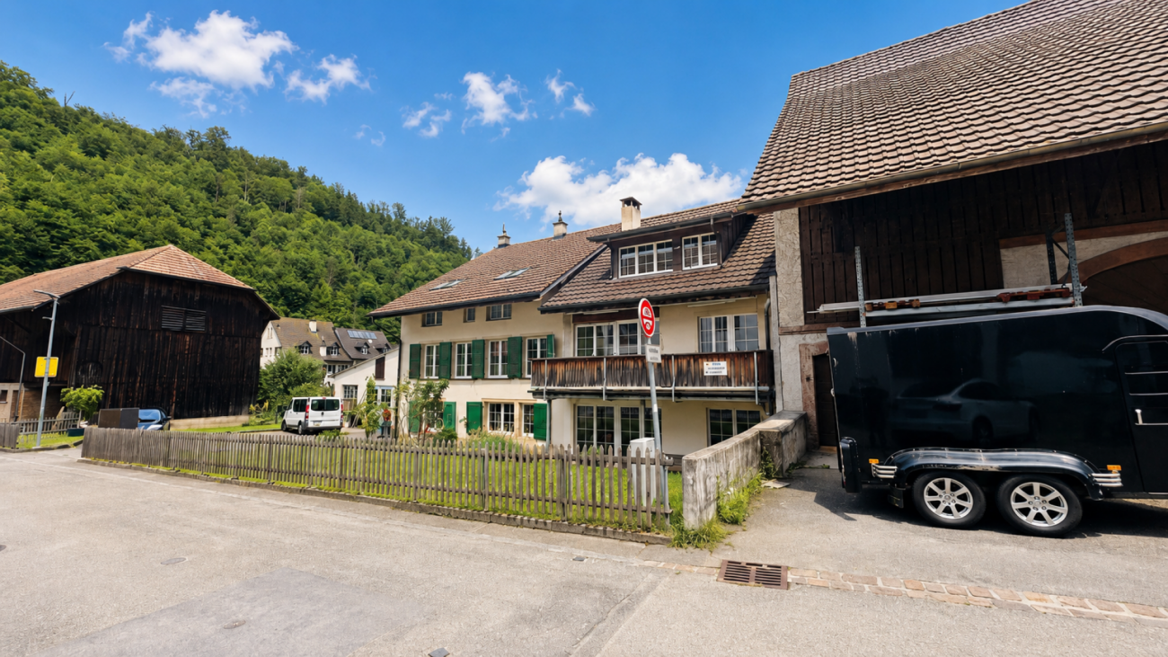 Gepfl. 5.5-Zi.-Whg. im 1. OG eines gepflegten 2-FH mit Balkon, PP & Gartennutzung