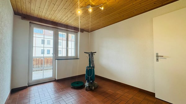 Gepfl. 5.5-Zi.-Whg. im 1. OG eines gepflegten 2-FH mit Balkon, PP & Gartennutzung 14