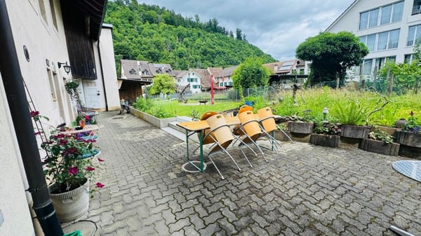 Gepfl. 5.5-Zi.-Whg. im 1. OG eines gepflegten 2-FH mit Balkon, PP & Gartennutzung 2