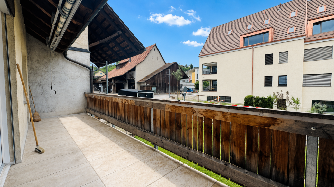 Gepfl. 5.5-Zi.-Whg. im 1. OG eines gepflegten 2-FH mit Balkon, PP & Gartennutzung