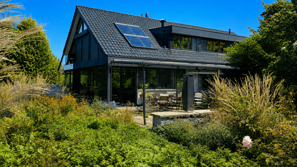 Exklusives Anwesen mit Villa, Nebenhaus, separater Wohneinheit, Praxis, Einstellhalle, Pool u. v. m. 4
