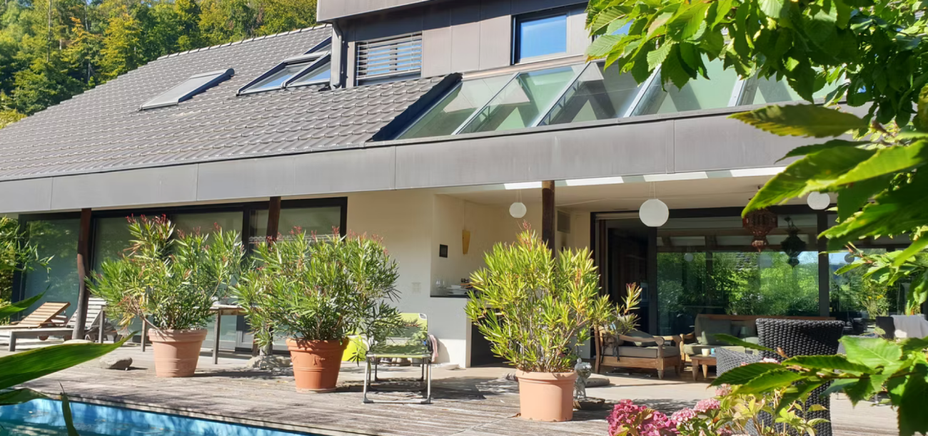 Exklusives Anwesen mit Villa, Nebenhaus, separater Wohneinheit, Praxis, Einstellhalle, Pool u. v. m.