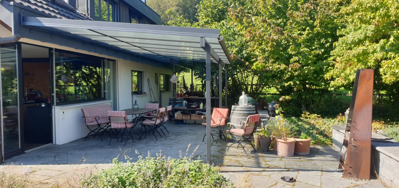Exklusives Anwesen mit Villa, Nebenhaus, separater Wohneinheit, Praxis, Einstellhalle, Pool u. v. m.