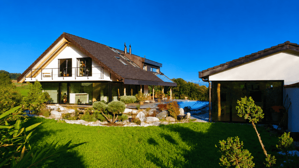 Exklusives Anwesen mit Villa, Nebenhaus, separater Wohneinheit, Praxis, Einstellhalle, Pool u. v. m. 1