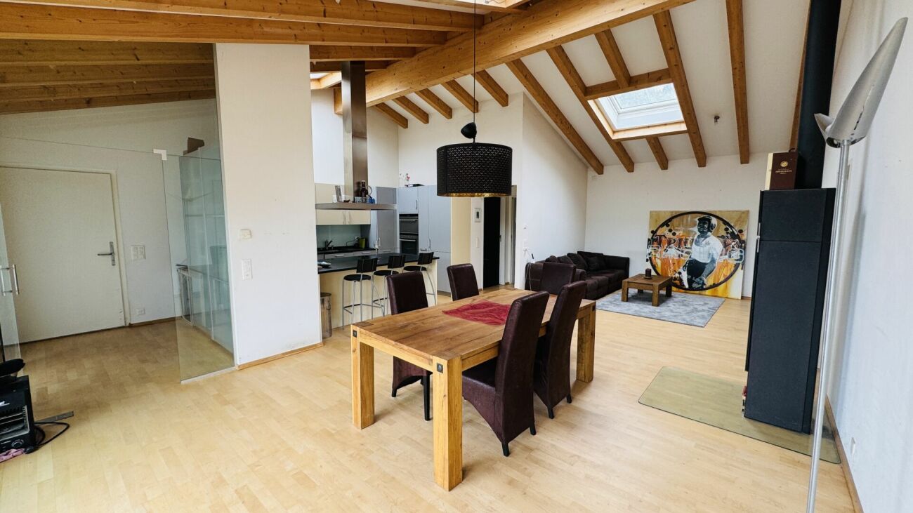 Exklusives Anwesen mit Villa, Nebenhaus, separater Wohneinheit, Praxis, Einstellhalle, Pool u. v. m.