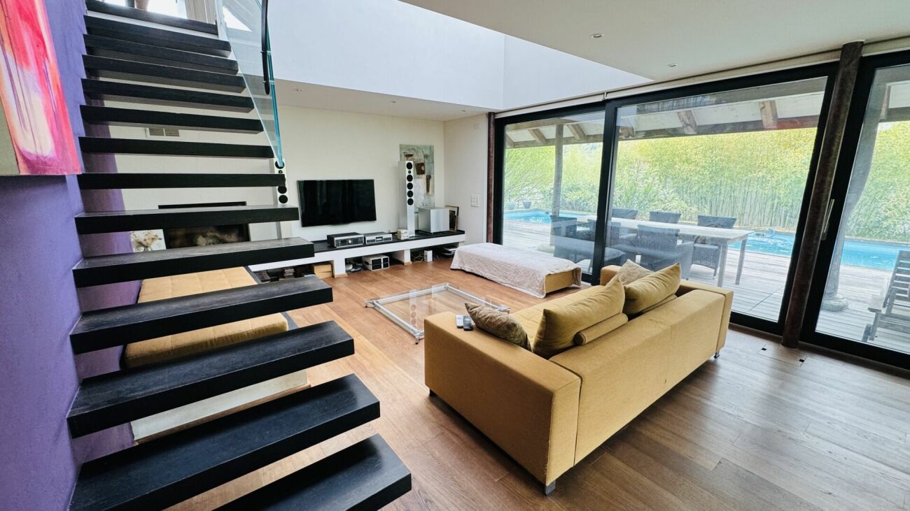 Exklusives Anwesen mit Villa, Nebenhaus, separater Wohneinheit, Praxis, Einstellhalle, Pool u. v. m.