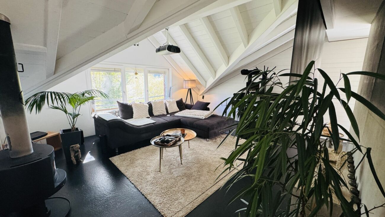 6.5-Zimmer-Architektenhaus mit Pool, Garagenbox, 3 Parkplätzen und Weitsicht