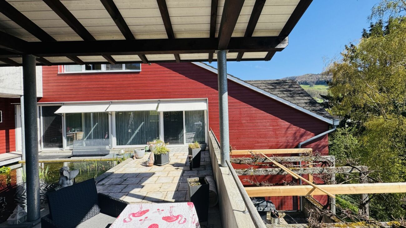 6.5-Zimmer-Architektenhaus mit Pool, Garagenbox, 3 Parkplätzen und Weitsicht