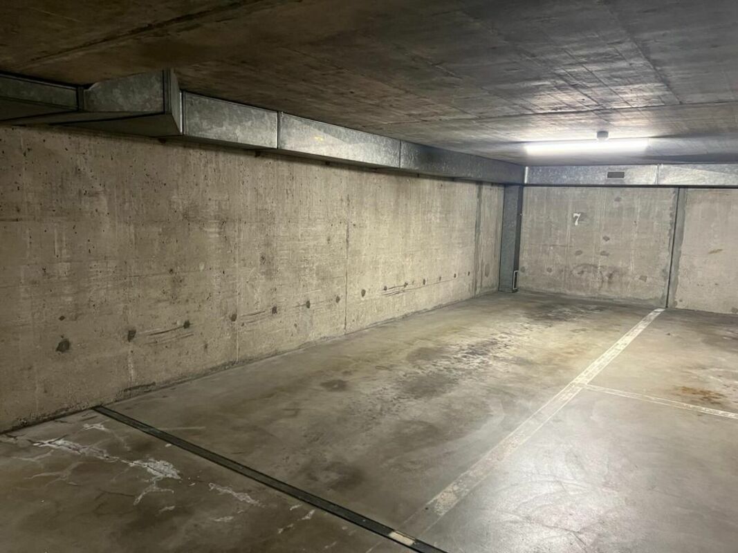 Komplett sanierte 3.5-Zimmerwohnung mit 2 Bädern, 2 Balkonen und 1 Tiefgaragenplatz