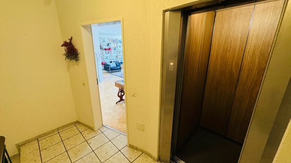 Komplett sanierte 3.5-Zimmerwohnung mit 2 Bädern, 2 Balkonen und 1 Tiefgaragenplatz 13