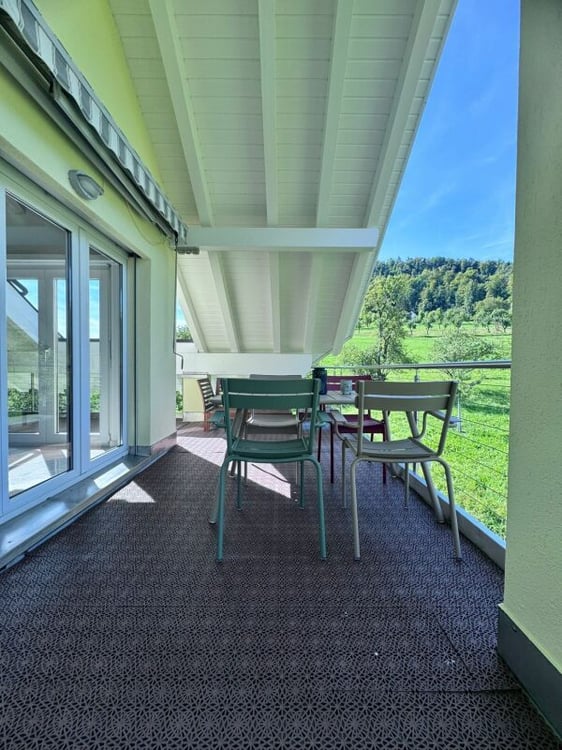 4.5-Dachwohnung, 2 Terrassen, ca. 32 m² Aussenfläche, schöner Aussicht und garagenbox 11