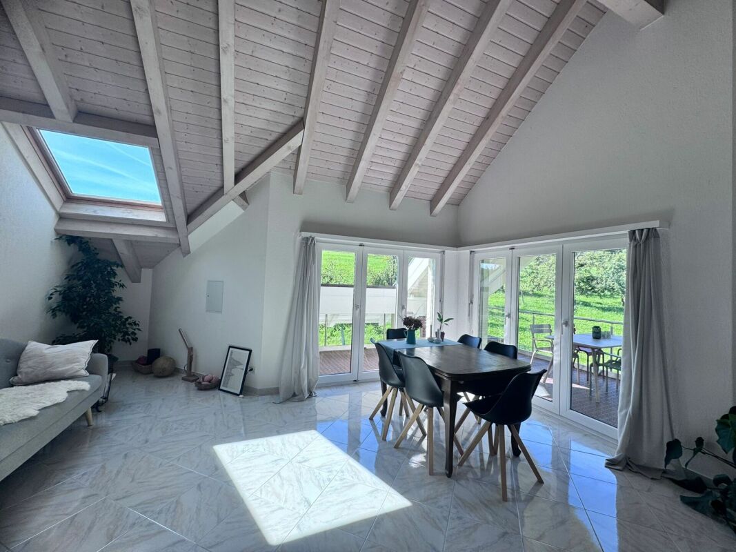 4.5-Dachwohnung, 2 Terrassen, ca. 32 m² Aussenfläche, schöner Aussicht und garagenbox