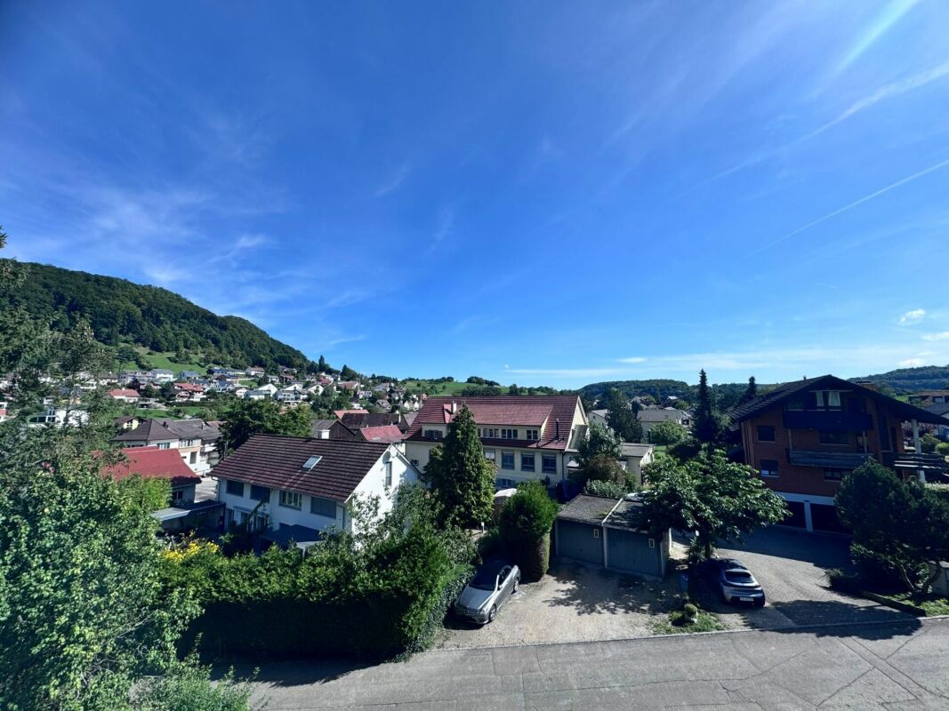 4.5-Dachwohnung, 2 Terrassen, ca. 32 m² Aussenfläche, schöner Aussicht und garagenbox