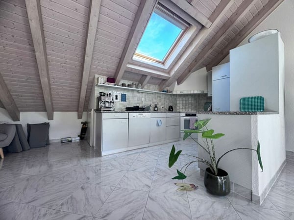 4.5-Dachwohnung, 2 Terrassen, ca. 32 m² Aussenfläche, schöner Aussicht und garagenbox 5