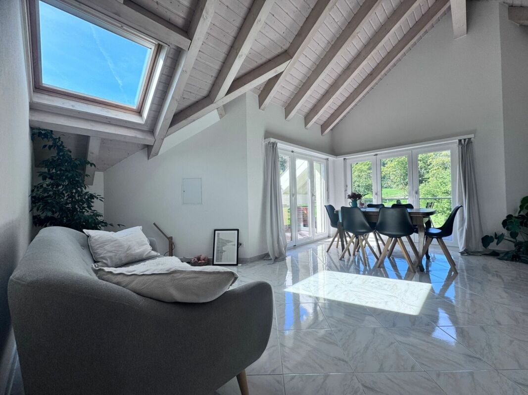4.5-Dachwohnung, 2 Terrassen, ca. 32 m² Aussenfläche, schöner Aussicht und garagenbox