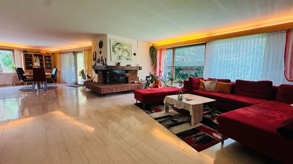 Nachhaltiges 7.5-Zimmer-Einfamilienhaus mit Photovoltaikanlage, Pool, Sauna & Fitness 3