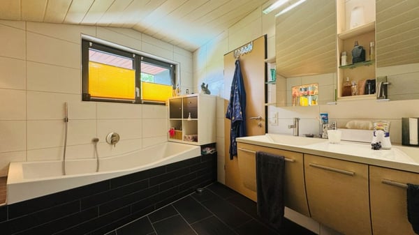 Nachhaltiges 7.5-Zimmer-Einfamilienhaus mit Photovoltaikanlage, Pool, Sauna & Fitness 16
