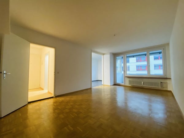 Teilsanierte 3.5-Zi.-Wohnung mit 2 Balkonen, Lift und Keller 2