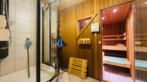 Freistehendes 4.5-Zimmer-Einfamilienhaus mit Pool, Sauna, Wintergarten, Doppelgarage & Aussicht 2