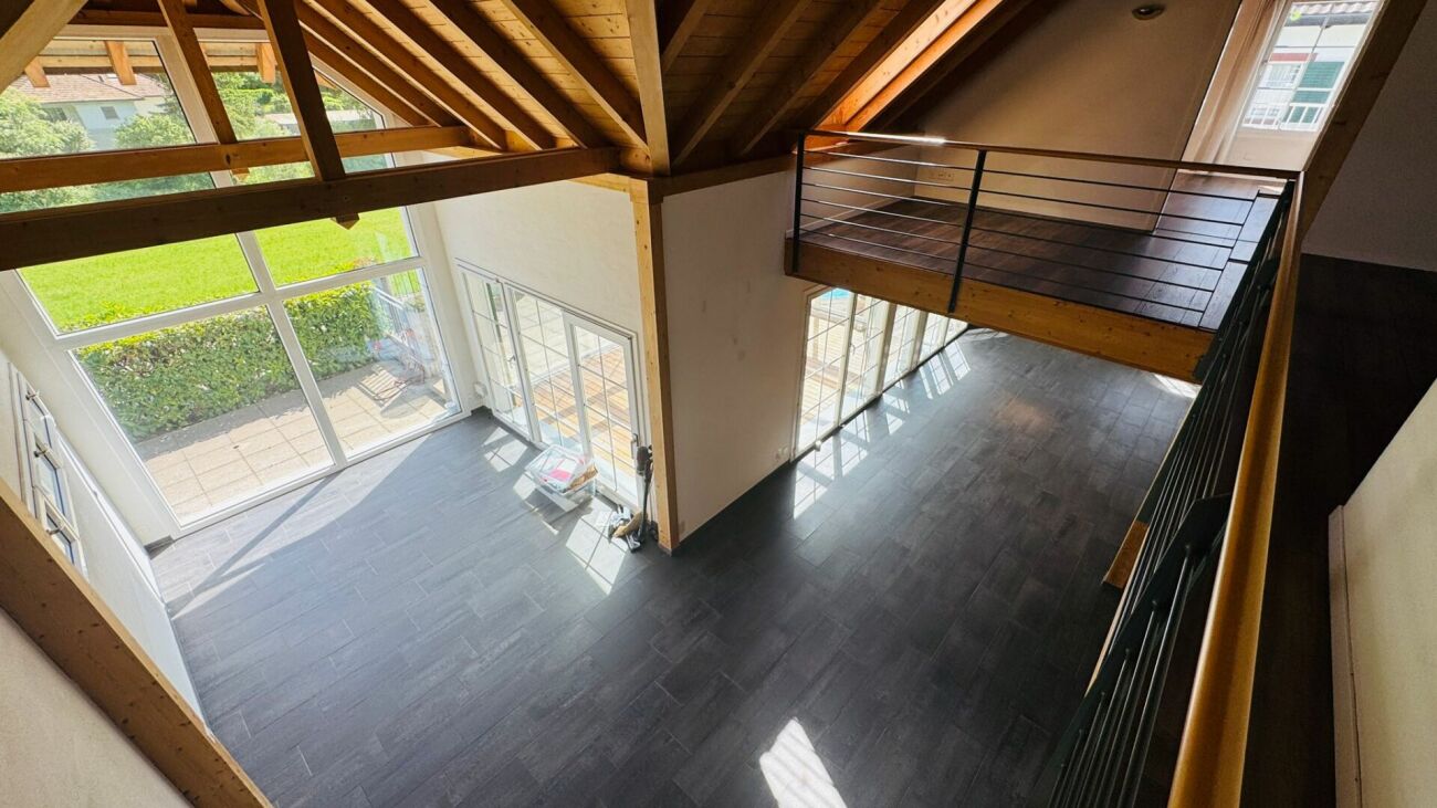 Freistehendes 4.5-Zimmer-Einfamilienhaus mit Pool, Sauna, Wintergarten, Doppelgarage & Aussicht