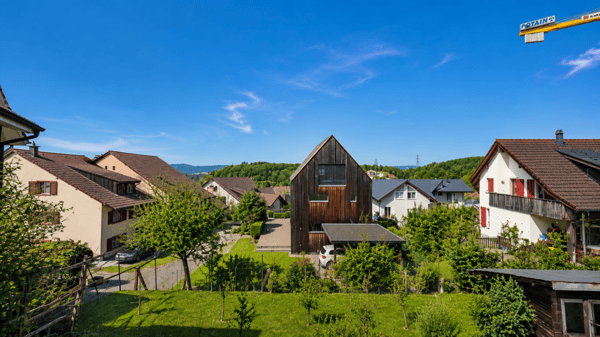 Pflegeleichtes Zweifamilienhaus mit 2 Wohneinheiten, Garage und 4-5 Parkplätzen in Ramlinsburg 11