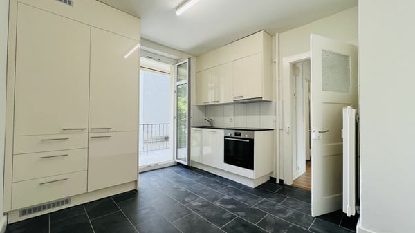 Moderne 2.5-Zimmerwohnung mit neuem Interieur, Keller und Balkon - ein perfektes Zuhause