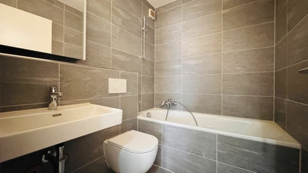 Schöne 3.5-Zimmer-Wohnung mit neuer Küche, neuem Bad, kleinem Balkon und Kellerabteil 3