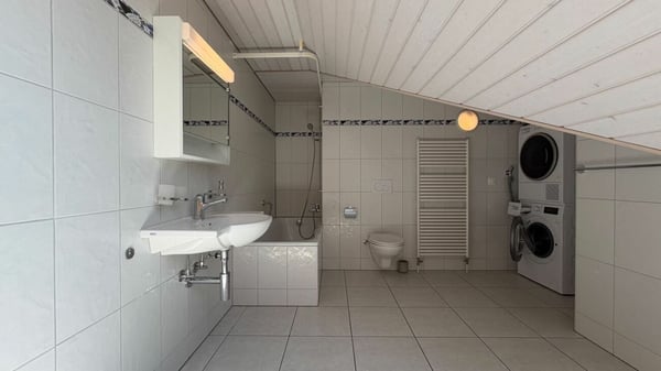 Lichtdurchflutete 4.5-Zimmer-Dachwohnung mit Balkon und Parkplatz 9
