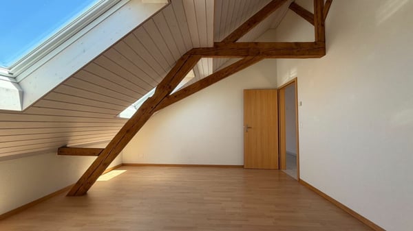 Lichtdurchflutete 4.5-Zimmer-Dachwohnung mit Balkon und Parkplatz 8