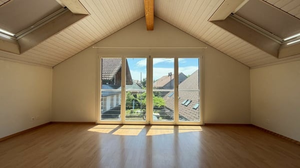 Lichtdurchflutete 4.5-Zimmer-Dachwohnung mit Balkon und Parkplatz 2
