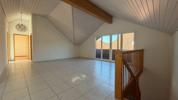 Lichtdurchflutete 4.5-Zimmer-Dachwohnung mit Balkon und Parkplatz 5