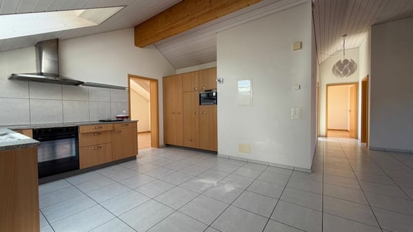 Lichtdurchflutete 4.5-Zimmer-Dachwohnung mit Balkon und Parkplatz 4