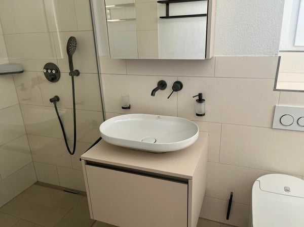 Neuwertiges Doppel-Einfamilienhaus (F1) mit 2 Nasszellen, 2 Parkplätzen, Garten und Sitzplatz 4