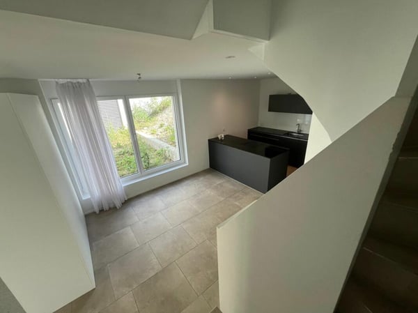 Neuwertiges Doppel-Einfamilienhaus (F1) mit 2 Nasszellen, 2 Parkplätzen, Garten und Sitzplatz 32