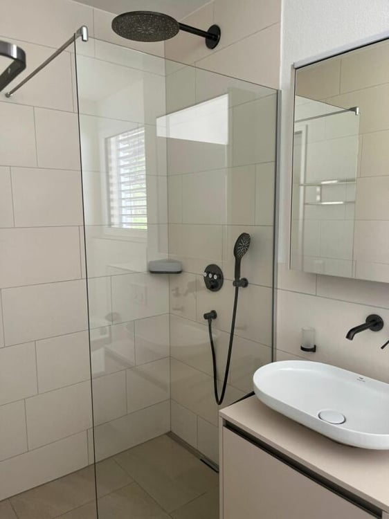 Neuwertiges Doppel-Einfamilienhaus (F1) mit 2 Nasszellen, 2 Parkplätzen, Garten und Sitzplatz 24