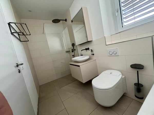 Neuwertiges Doppel-Einfamilienhaus (F1) mit 2 Nasszellen, 2 Parkplätzen, Garten und Sitzplatz 29