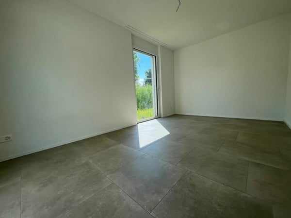 Neuwertiges Doppel-Einfamilienhaus (F1) mit 2 Nasszellen, 2 Parkplätzen, Garten und Sitzplatz 25