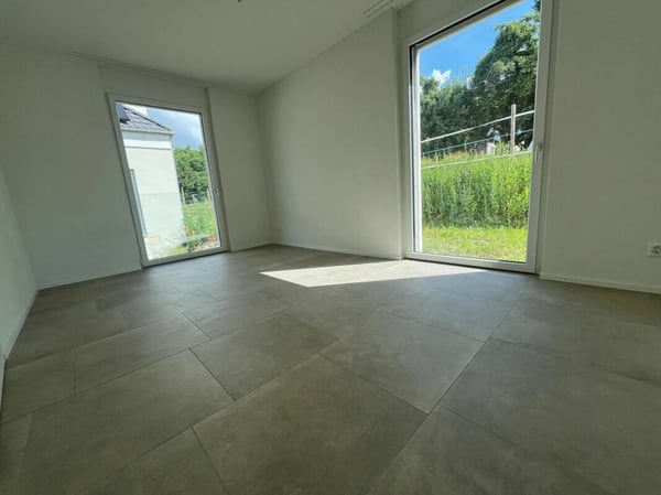Neuwertiges Doppel-Einfamilienhaus (F1) mit 2 Nasszellen, 2 Parkplätzen, Garten und Sitzplatz 8