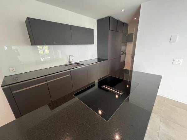 Neuwertiges Doppel-Einfamilienhaus (F1) mit 2 Nasszellen, 2 Parkplätzen, Garten und Sitzplatz 36