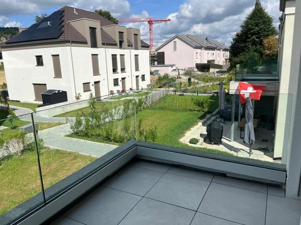 Neuwertiges Doppel-Einfamilienhaus (F1) mit 2 Nasszellen, 2 Parkplätzen, Garten und Sitzplatz 6