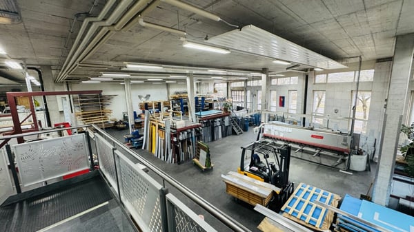 Gewerbehalle mit Ueberhöhe, grosse 5.5-Zimmer-Attikawohnung, Lift und 6 PP 2