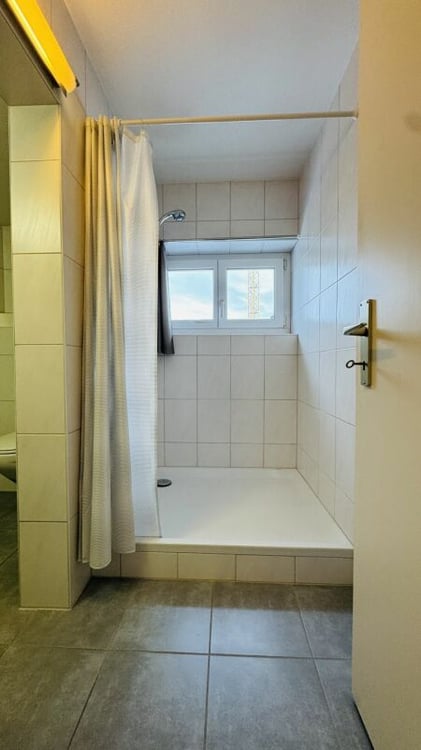Pflegeleichtes Zweifamilienhaus mit 2 Wohneinheiten, Garage und 4-5 Parkplätzen in Ramlinsburg 15