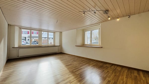 Pflegeleichtes Zweifamilienhaus mit 2 Wohneinheiten, Garage und 4-5 Parkplätzen in Ramlinsburg 6