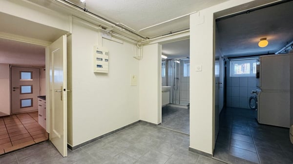 Pflegeleichtes Zweifamilienhaus mit 2 Wohneinheiten, Garage und 4-5 Parkplätzen in Ramlinsburg 8