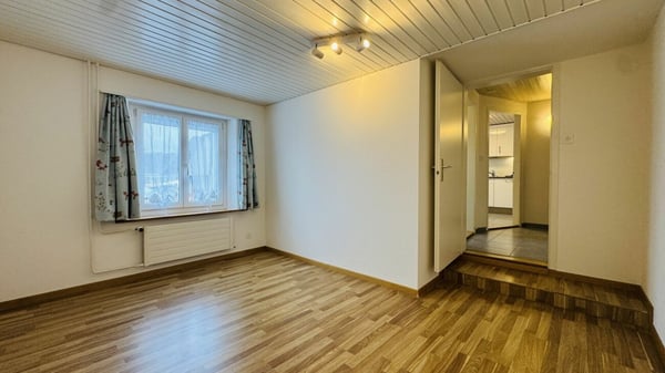 Pflegeleichtes Zweifamilienhaus mit 2 Wohneinheiten, Garage und 4-5 Parkplätzen in Ramlinsburg 18