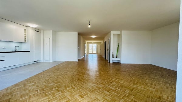 Komplett sanierte 1.5-Zimmerwohnung mit 2 Bädern, 2 Balkonen und 1 Tiefgaragenplatz 3